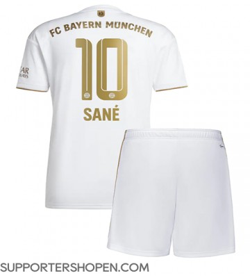Bayern Munich Leroy Sane #10 Bortatröja Barn 2022-23 Kortärmad (+ korta byxor)